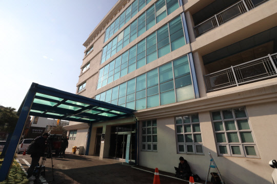 검찰, 국무총리실 압수수색       (서울=연합뉴스) 이정훈 기자 = 18일 오전 정부서울청사 창성동 별관.       청와대와 경찰의 '하명수사·선거 개입 의혹'을 수사하고 있는 검찰은 이날 오전 9시께부터 별관 4층에 있는 국무총리실 민정실을 압수 수색 중인 것으로 알려졌다. 2019.12.18      uwg806@yna.co.kr  (끝)